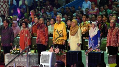 敦马哈迪（左3）出席在沙巴亚庇举行的马来西亚日庆典。左起沙巴首席部长沙菲益阿达、首相夫人敦西蒂哈斯玛、沙巴州元首敦祖哈、元首夫人杜潘诺丽达、副首相旺阿兹莎及砂拉越副首长道格拉斯。
