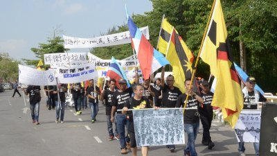 S4S组织在古晋独立广场举行黑色916快闪活动，成员们高举数条横幅，高喊“恢复砂拉越主权”及“退出马来西亚”等口号。