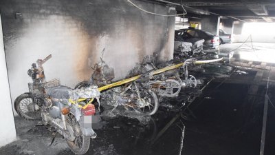 7辆停放在组屋停车场4楼的摩哆车不幸遭1名男嫌犯掷下汽油弹，导致这些摩哆车被烧成灰不成形。