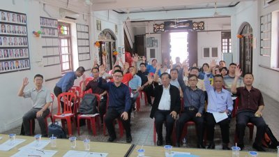 马来西亚中国客家商会通过特别会员大会修章，改名为“马来西亚中国客家总商会”。前排左 起为邓翰良、刘伟宸、谢诗坚、邓国祥、张彬健和蓝金海。