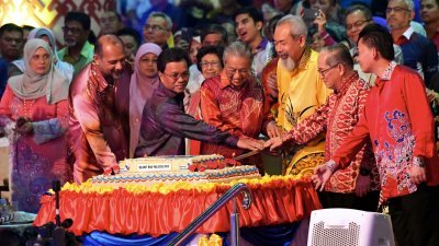 州元首敦朱哈马希鲁（前排右3起）、马哈迪、沙菲益、哥宾星、道格拉斯（右2）一同切蛋糕，庆祝马来西亚日。