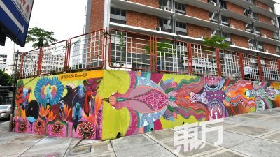 配合全球绿色和平组织的艺术活动，一群青年志工在马来西亚篮球总会建筑物墙壁上，画上40公尺长的壁画，并以“天堂鸟”为主题，带出森林砍伐所带来坏处的讯息。 （摄影：张真甄）