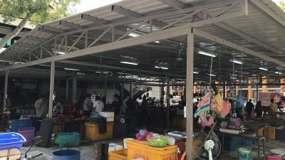 槟岛市政厅修复峇都兰樟巴刹，并临时搭建帐篷在巴刹旁，让小贩暂时营业。