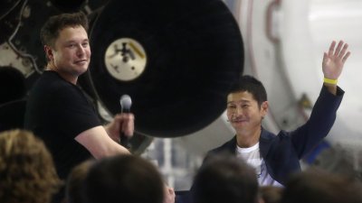 SpaceX首席执行员马斯克（左），周一在SpaceX公司总部的活动上，公布该公司的首名太空旅客为日本亿万富豪前泽友作。若计划成行，前泽友作将成为首名绕行月球的私人公民。