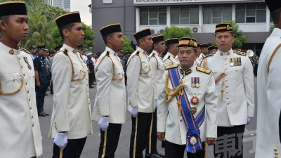 依布拉欣（右2）出席吉隆坡市政局第49年执法日庆典时，校阅仪仗队。（摄影：颜泉春）