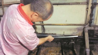 威南其中一家餐馆的厨房油渍过滤网，估计逾一个月未清理，发出阵阵腥臭味。