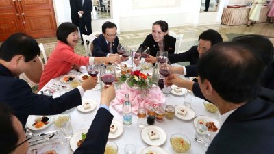 金正恩周三在平壤玉流馆招待文在寅吃冷面，金与正（中）与韩国代表团的其他成员同桌，席间双方互相敬酒。