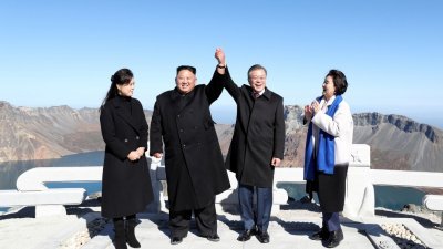 朝鲜最高领导人金正恩与韩国总统文在寅，周四一同登上长白山，二人在天池前紧握对方的手并高高举起，文在寅夫人在旁高兴鼓掌。韩国媒体认为，韩朝领袖同登长白山，有团结的象征意义。