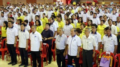 783名来自柔州各地的马华党员在代表大 会开始前唱党歌，展示出马华“团结势更 强”的精神。 （摄影：刘维杰）