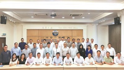 庄厥成（前排左4起）、骆荣伟、陈国平、方炎华及祝友成等人于周五上午出席2018槟州中华总商会常年会员大会。