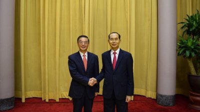 越南国家主席陈大光（右）周三在越南首都河内，接见中国最高人民法院院长周强。这是陈大光最后一次的公开露面。