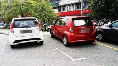 有民众在推特上载一则消息，指有民众将轿车停放在白色 停车格内，结果遭到吉隆坡市政局执法人员开出罚单和锁车轮。
