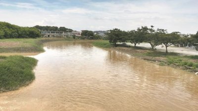 玛琳河的水位相当高，当局已经趁海水退潮，把河水排出，减低水位。