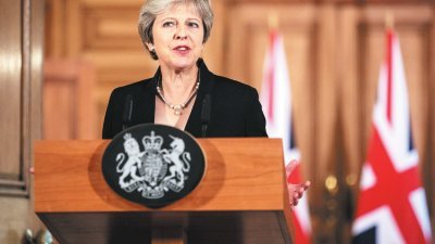 英国首相特丽莎梅在唐宁街首相官邸发表声明，承认脱欧谈判陷入僵局，并促请欧盟提出替代方案。