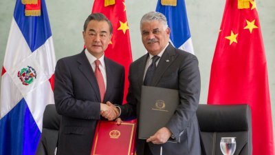 中国外交部长王毅（左），周五与多米尼加外交部长巴尔加斯，在圣多明各的外交部签署一项双边协议。