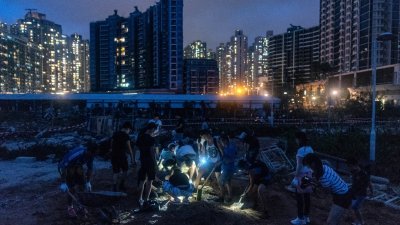 上周吹袭港澳台的台风“山竹”，对香港造成严重破坏。这是香港市民在风灾后，自发合力修理毁坏的脚车道。
