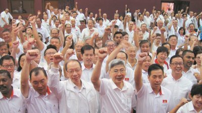 谢顺海（左2起）、许子根、马袖强、胡栋强和陈莲花与党员们举起“万众一心”的手势，希 望民政党能重新站起来。