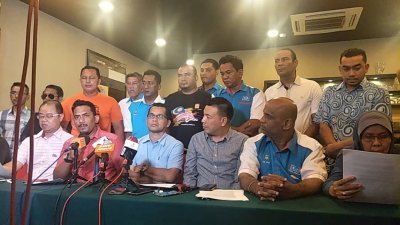 再尼阿旺（前排左3）在各区部党候选人的陪同下，发出联合声明不接受公正党槟州改选成绩。