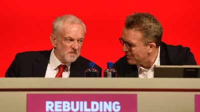 英国工党党魁科尔宾（左），周日在利物浦举行的工党代表大会上，与副党魁沃森交谈。