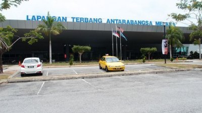 峇株安南国际机场的设备完善却冷清，降落航班少。