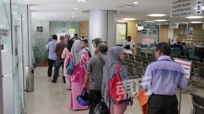 吉隆坡市政局9月推出交通罚单优惠，吸引了许多人潮到市政局查询罚单，并缴清罚款。（摄影：伍信隆）