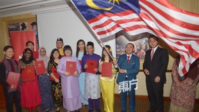 马智礼（右2）开心地为华为“未来种子”计划进行挥旗 仪式，并颁发证书给该计划的10名获选者。右为马来西亚 华为首席执行长周鑫。（摄影：陈启新）