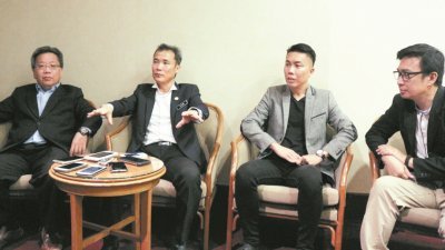 温国亮（左起）、尤端祥、谭伟梁及程志鸿于周三上午出席“朝向零碳城市”研讨会后，针对塑料垃圾课题召开记者会。