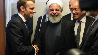 伊朗总统鲁哈尼（中）藉出席联合国大会之便，与多国领袖举行场边会议，包括法国总统马克龙（左）。