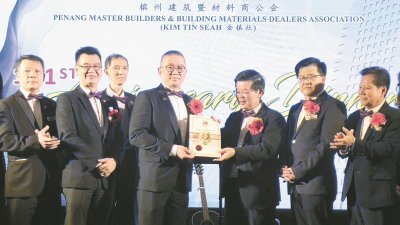 曹观友（左5）移交委任状给予槟州建筑暨材料商公会2018至2020届的领导层，并由新任会长拿督林智栋（左4）代领。