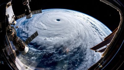 台风“潭美”预计周六影响日本，从国际太空站俯视，其画面犹如有人把地球的塞子拔起来。