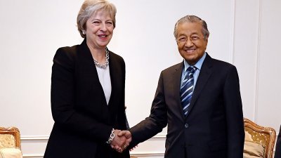 特丽莎梅（左）在与马哈迪的会面中，表达了英国在脱欧后仍希望和东盟保持原有关系的意愿。