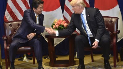 日本首相安倍晋三（左）与美国总统特朗普举行联大场边会议，双方就启动货物贸易协定（TAG）谈判达成协议。TAG旨在实现双边货物贸易自由化，被认为与包含投资和服务等领域的自由贸易协定（FTA）不同。