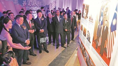 雷京（左2起）、倪可敏和白天，一 同观看有关首相敦马哈迪在今年8月到访中国的相关照片与资料。 （摄影：黄良儒）