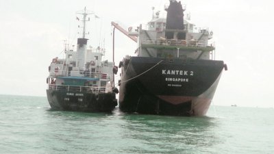 两艘油槽船疑在边佳兰海域进行非法输油活动，遭大马海事执法机构检举。