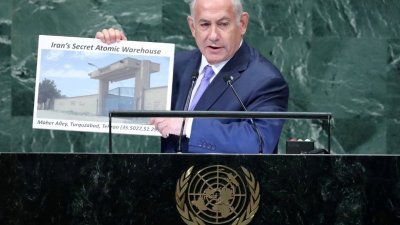 以色列总理内塔尼亚胡在联合国大会上，手持照片，指控宿敌伊朗在德黑兰有个秘密原子仓库。
