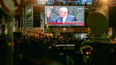 巴勒斯坦自治政府主席阿巴斯，周四在联合国大会上发表演说，巴勒斯坦民众聚集在拉姆安拉，透过大荧幕观看转播。