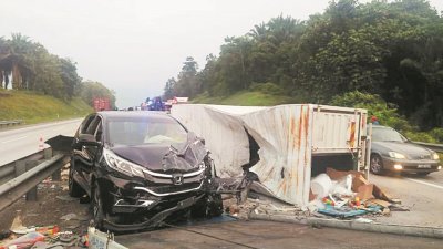 载货罗里遭贞德洛州议员驾驶的本田休旅车撞及后，翻覆在大道中央。