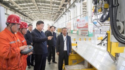 中国国家主席习近平（中）周四在辽宁省考察，参观忠旺集团的生产制造车间，了解企业发展和转型升级等情况。