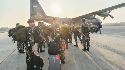 印尼军方的“大力神”运输机，周六将士兵从雅加达载往帕鲁，参与地震和海啸灾害的救援工作。