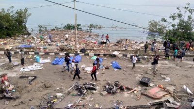 苏拉威西岛于昨日下午及今午发生强震及海啸后，造成153万6367人受困，包括384人死亡、29人失踪及540人受伤。
