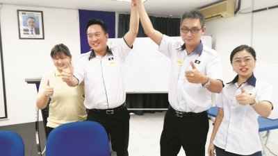 李明胜（左2起）大方恭贺林瑞木当选新任槟马青团长。左起为败选女副团长一职的许丽婷及当选女副团长的崔诗敏。