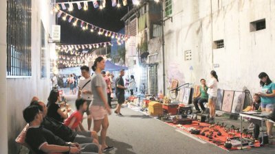 早前遭麻坡市议会下令暂停的和谐文化街，于周五重新启动，吸引民众前来支持。