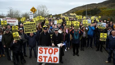 英国原定周六离开欧盟，但后来延后至少两周。因担心脱欧后将回到边境安检的日子，上千名反脱欧人士周日在北爱尔兰与爱尔兰边界6个不同地点抗议。