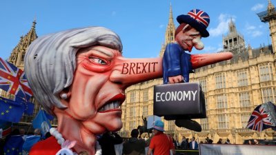 反对英国脱欧的人士周一在国会大厦外，展示抗议首相特丽莎梅的模型，指脱欧会伤害英国经济。