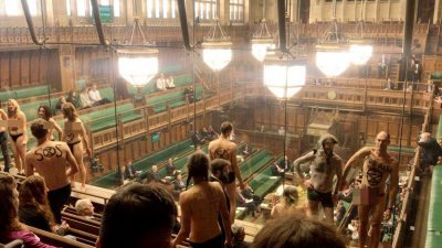 英国国会下议院辩论脱欧替代方案之际，12人在二楼的旁听席半裸示威，抗议气候暖化。