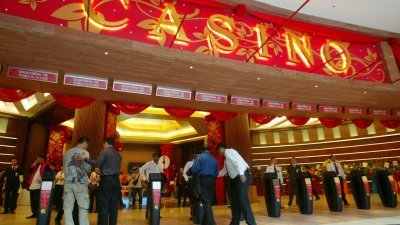 从4月4日起，新加坡公民和永久居民进入赌场，须缴付150元（约450令吉）的入场税，调涨幅度高达50％。