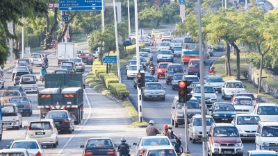 槟城的交通阻塞严重，而槟州政府拟定了一个交通大蓝图计划，并采用PDP模式执行。（档案照）
