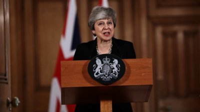 英国首相特丽莎梅在与阁员结束长达7小时的会议后，宣布会再度向欧盟申请短暂押后脱欧，并跟在野工党党魁科尔宾对话。