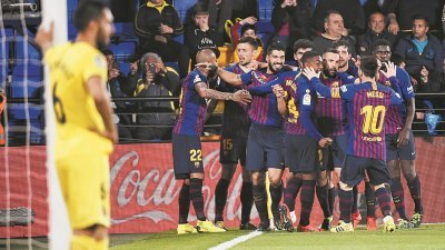 巴塞罗那前锋苏亚雷斯（左4）在伤停补时阶段攻入扳平进球，帮助球队在客场以4比4逼和维拉利尔。