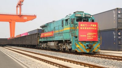 一列货运列车从中国南京货运中心尧化门货场开出，经上海芦潮港出口，终到站为荷兰的鹿特丹。荷兰鹿特丹素有“欧洲门户”之称，是一带一路欧洲的终点。